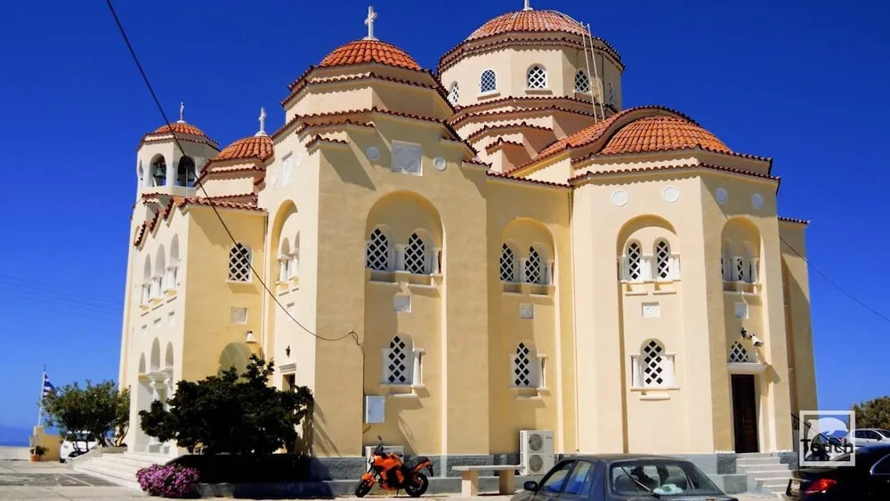 Pyrgos 3-Bed Villa Sleeps 8 with Pool and AirCon