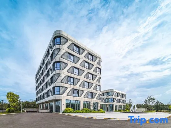 Rezen Hotel Sailing Seascape