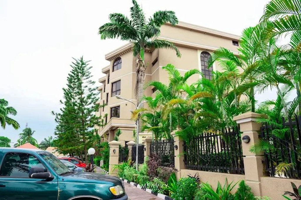 Отель Dees Suites