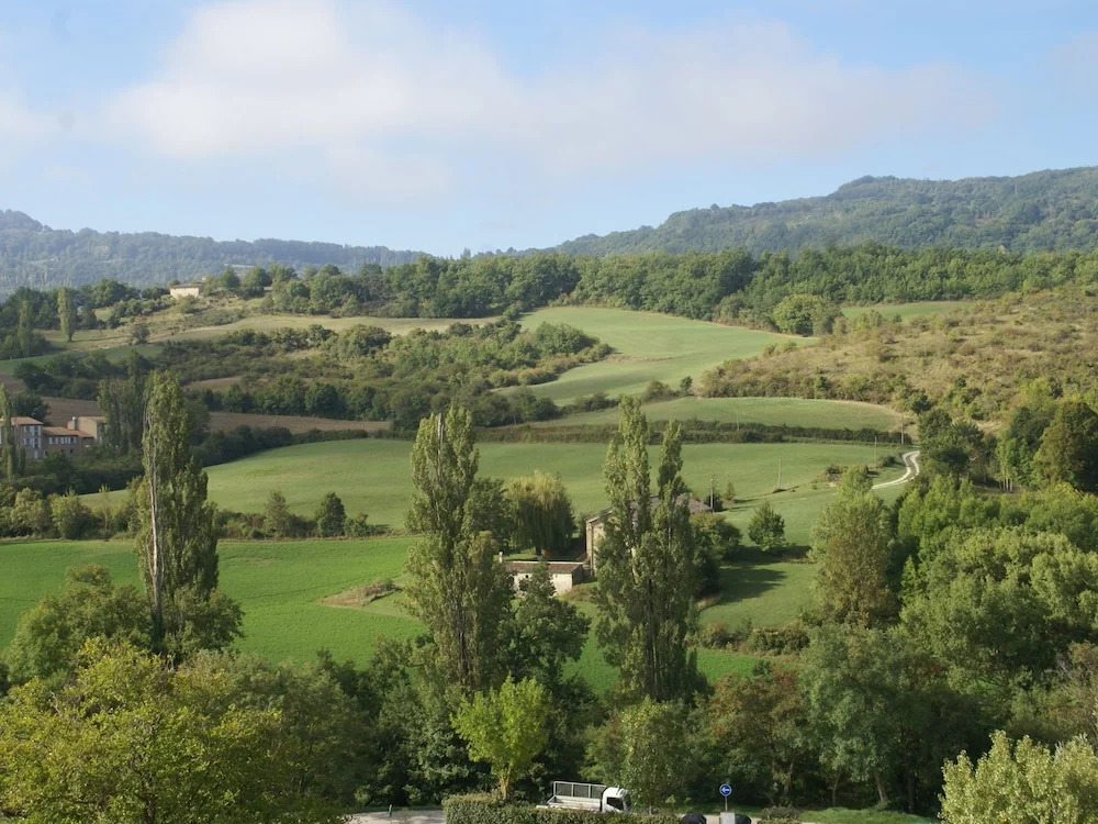 Stunning Holiday Home in Bourdeaux with Hill View