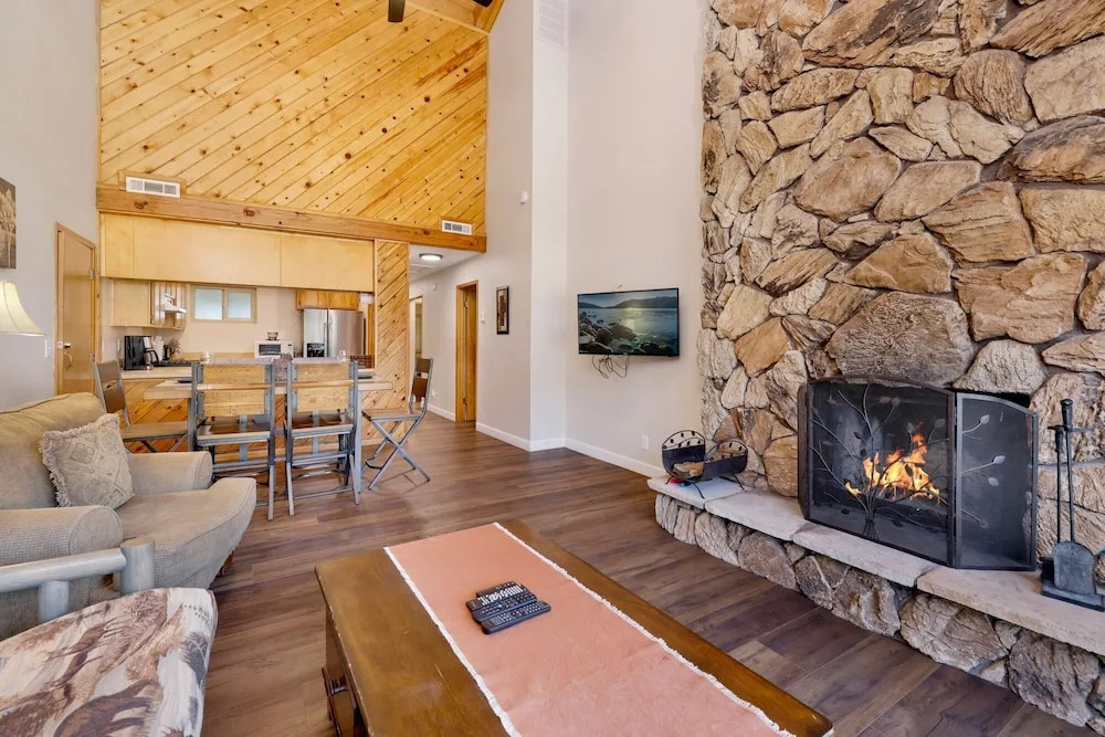 2041-summit Backyard Lodge 7 Bedroom Home by Redawning