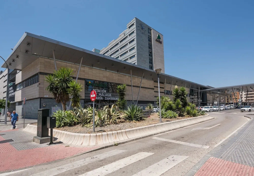 Malaga Station Apartment - Modern Apartment in Málaga Capital, 10 Mins Walk to Beach, Wifi