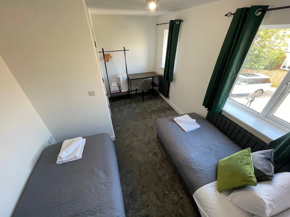Brand New High Spec House with Parking & Wi-Fi By Home Away From Home - A