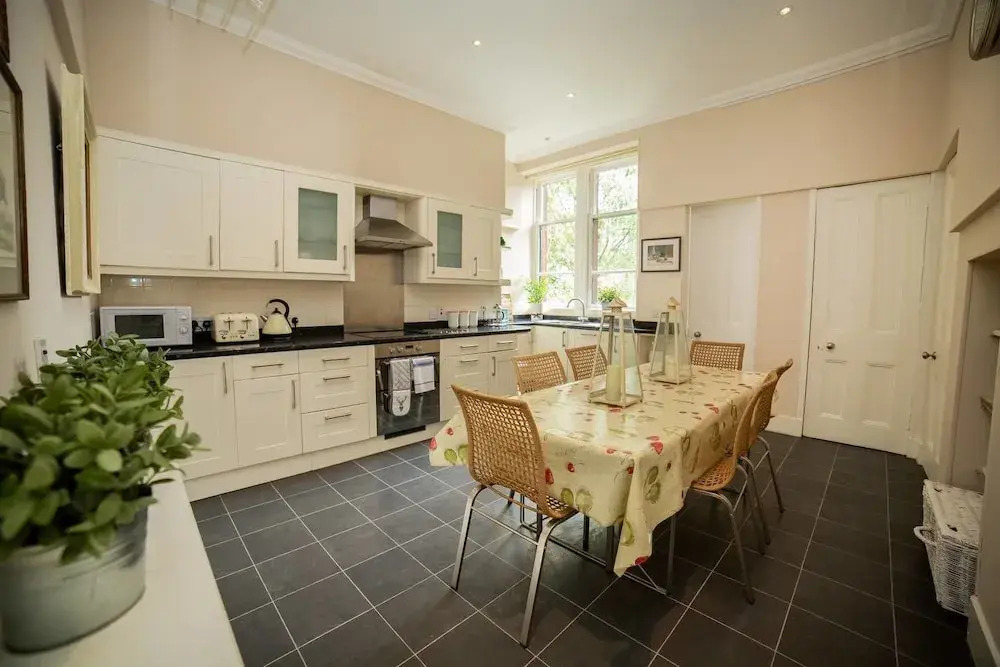 3 Bed Luxury West end Apt - Sleeps 6!