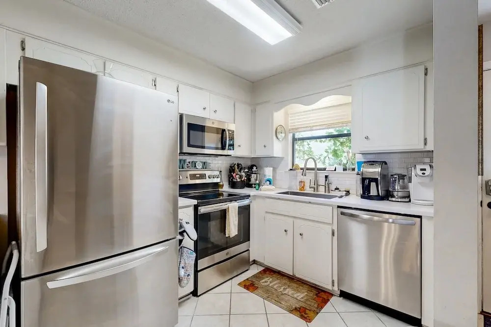 Inviting Condo With an Outdoor Pool, Washer/dryer, & AC - Near the Beach