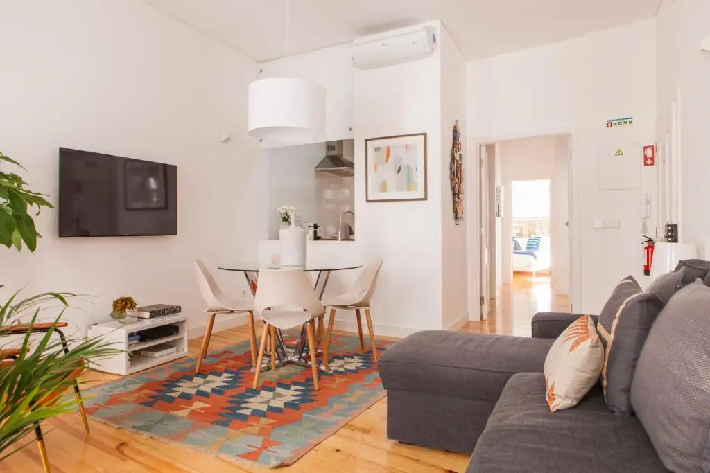 Cozy 1st Floor Flat Central Chiado District With Balconies and AC 19th Century building