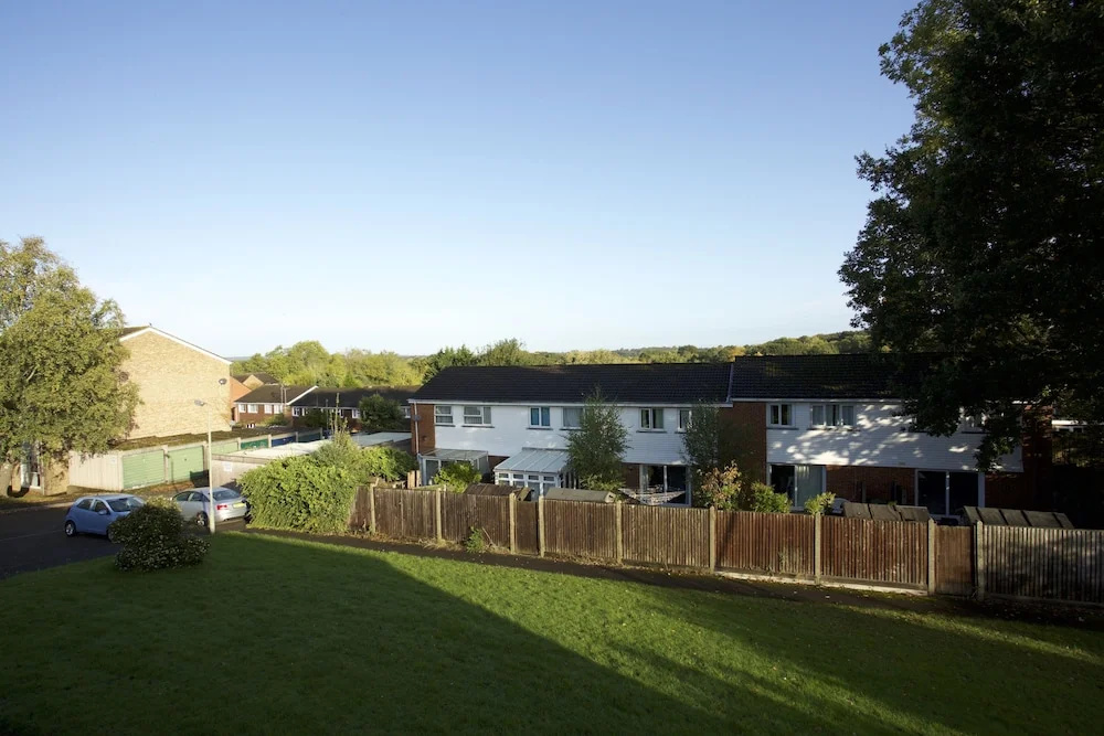 Sleek 2BD House with Garden Heart of Guildford