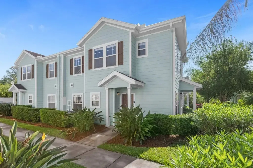 4 Bd 3 Ba Lucaya Village 13-108