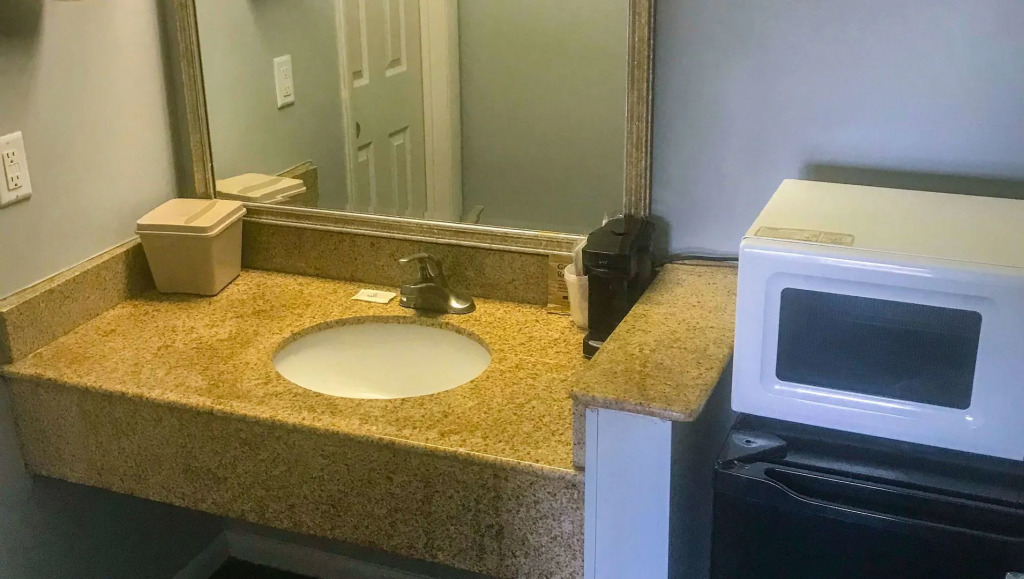 Economy 7 Inn- Newport News