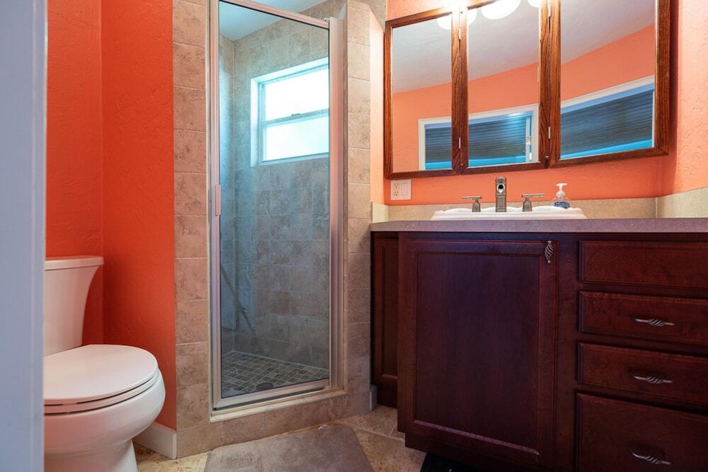 Turtle s Nest Pool Home Hot Tub Walking Distance to the Beach - 821 E 11th