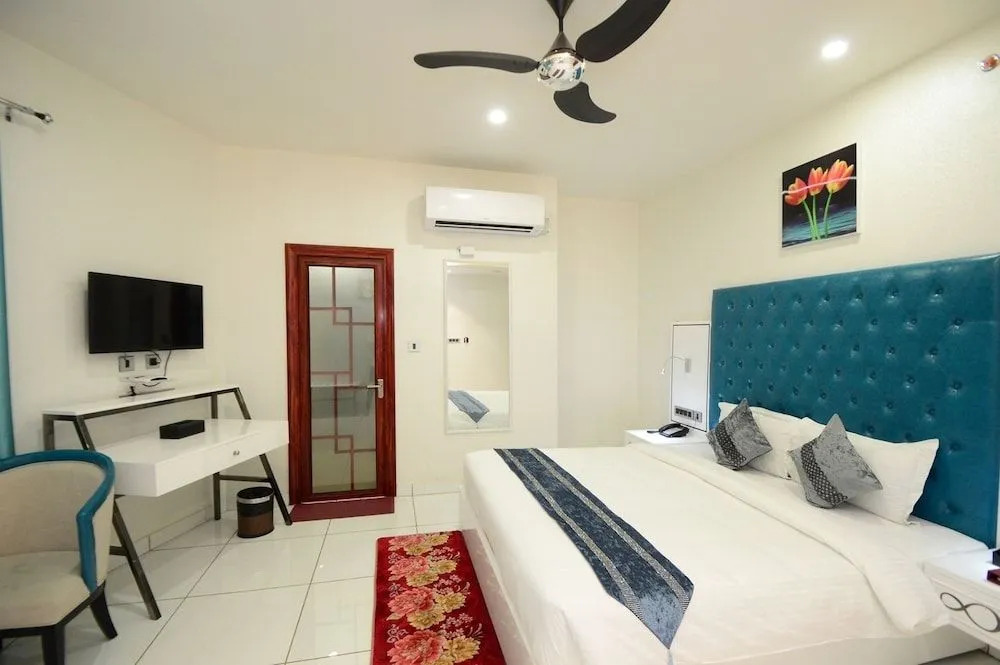 Hotel Golden Manor-City Center Bani Park