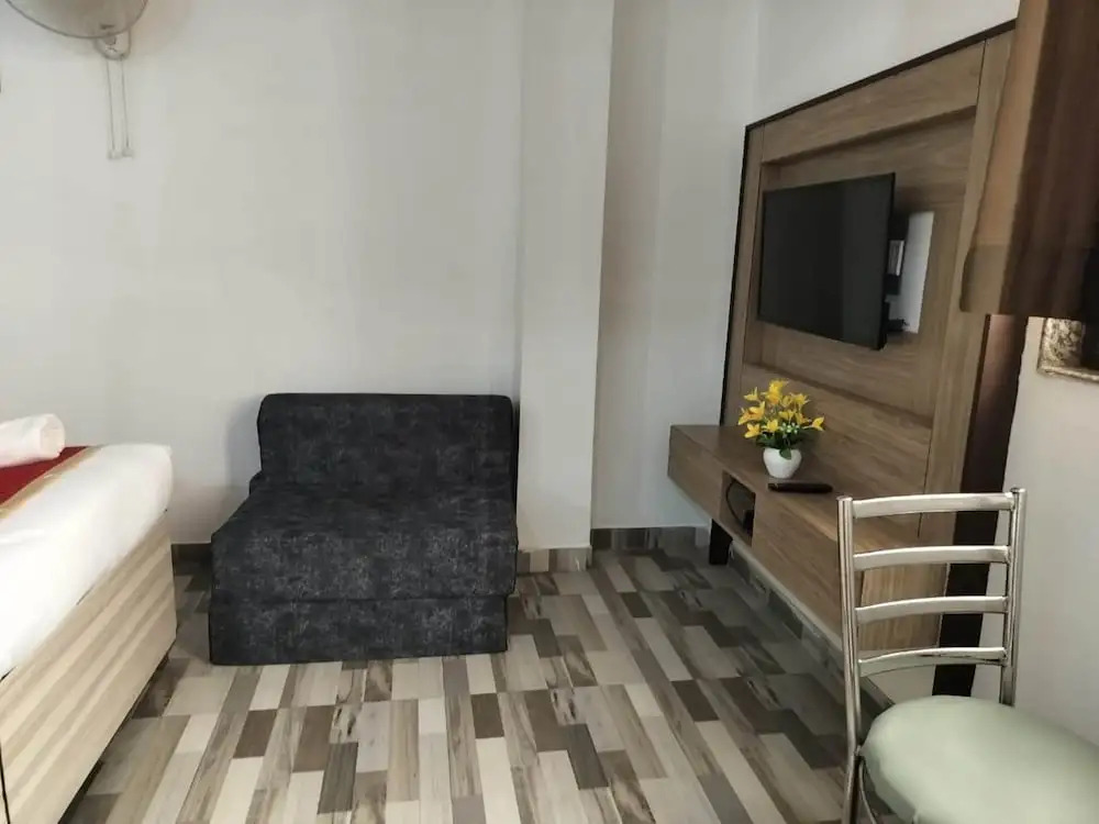 FabHotel Clink