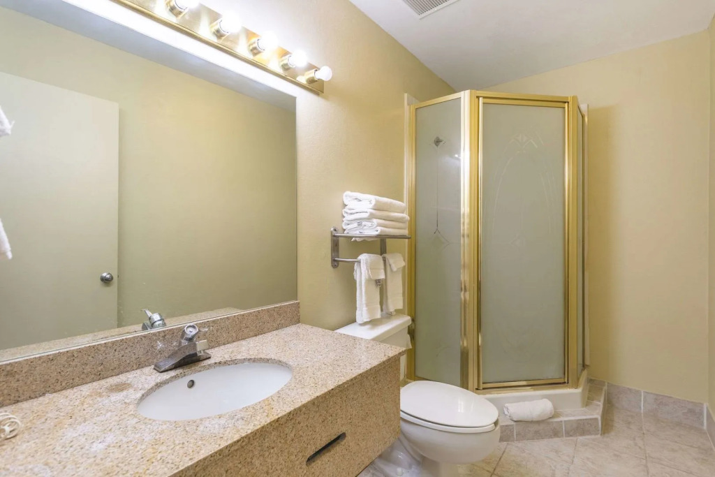 Econo Lodge & Suites Clarksville near Governors Square Mall