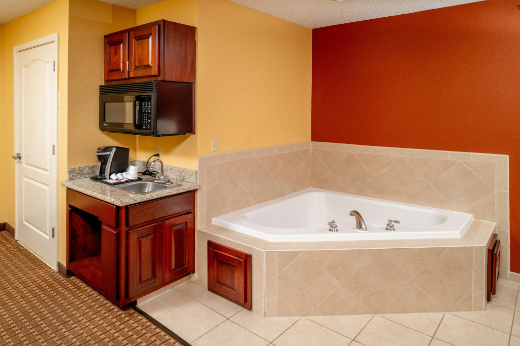Holiday Inn Express and Suites Hazard by IHG