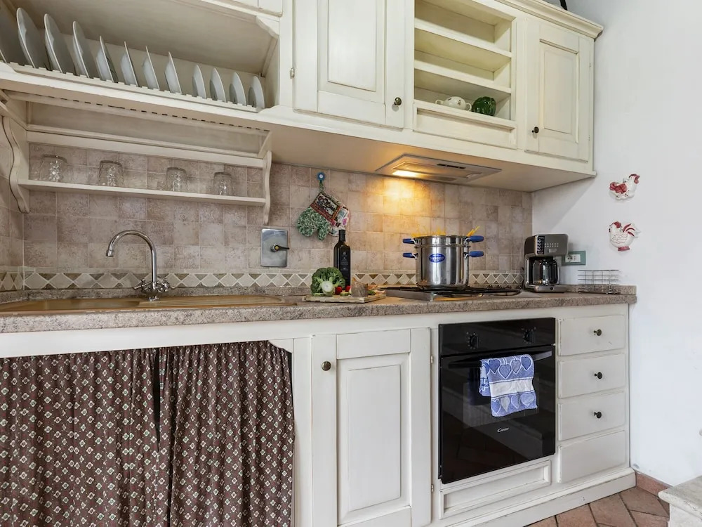 Refreshing Holiday Home in Casole D'elsa With Swimming Pool