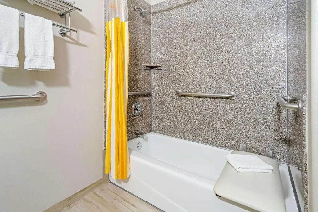 La Quinta Inn & Suites by Wyndham Mercedes Outlet Mall