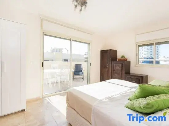 Spacious Duplex with Terrace 3-Min from the Beach