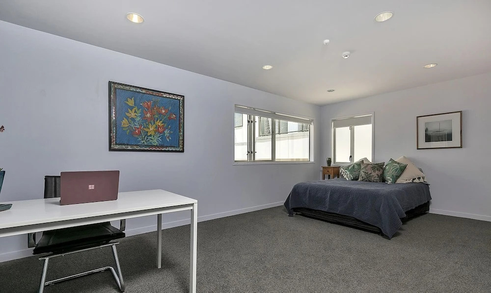 QV Executive Penthouse with Parking - 782