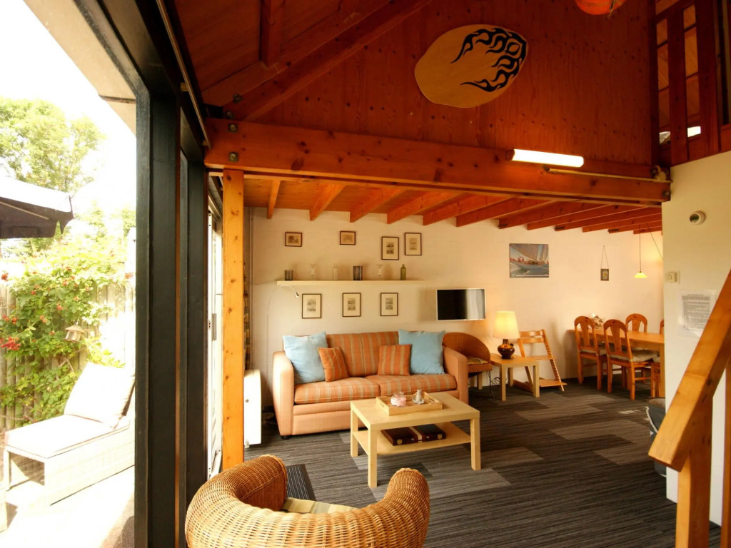 Holiday Home near Beach with Pool Access