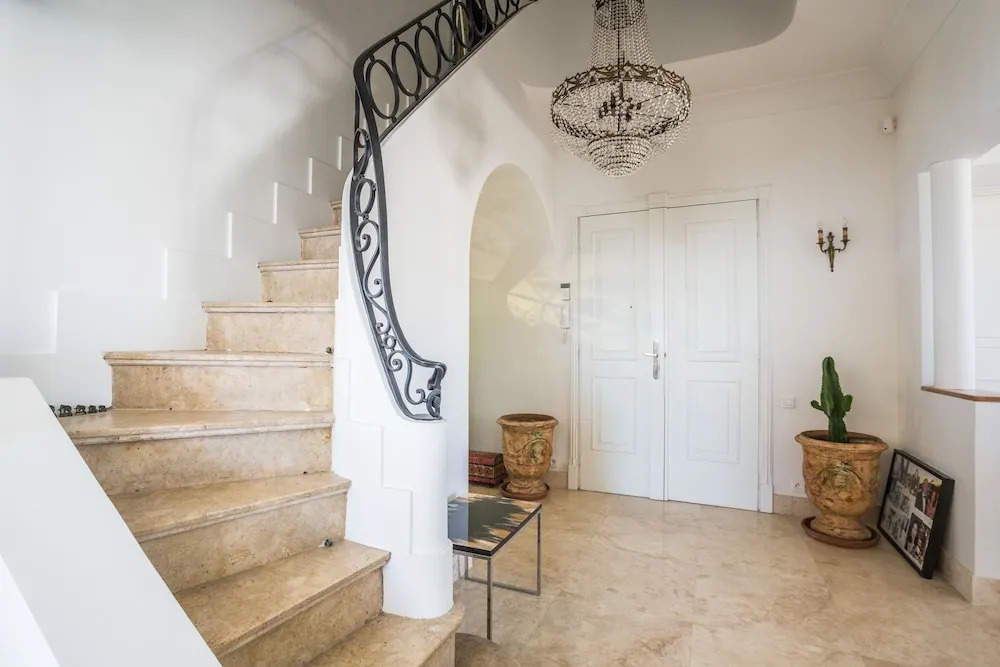 Art Deco Apartment terrace by Weekome