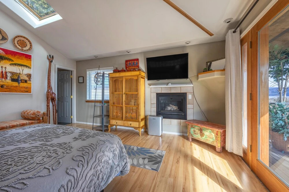 Lois Lanes Perch 1 Bedroom Home by RedAwning