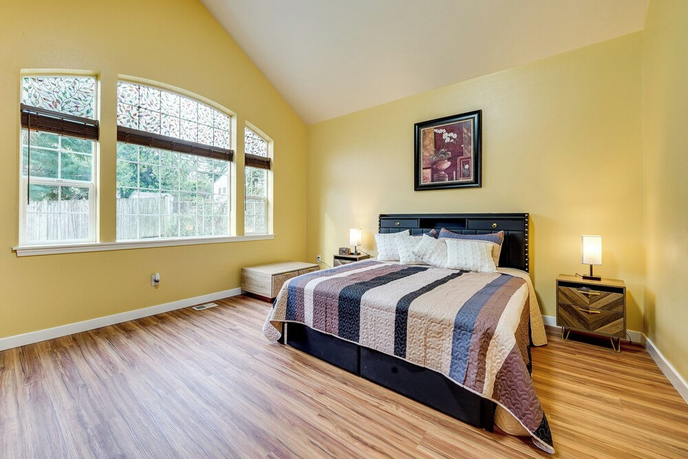 Pet-friendly Seatac Retreat 6 Mi to Puget Sound!