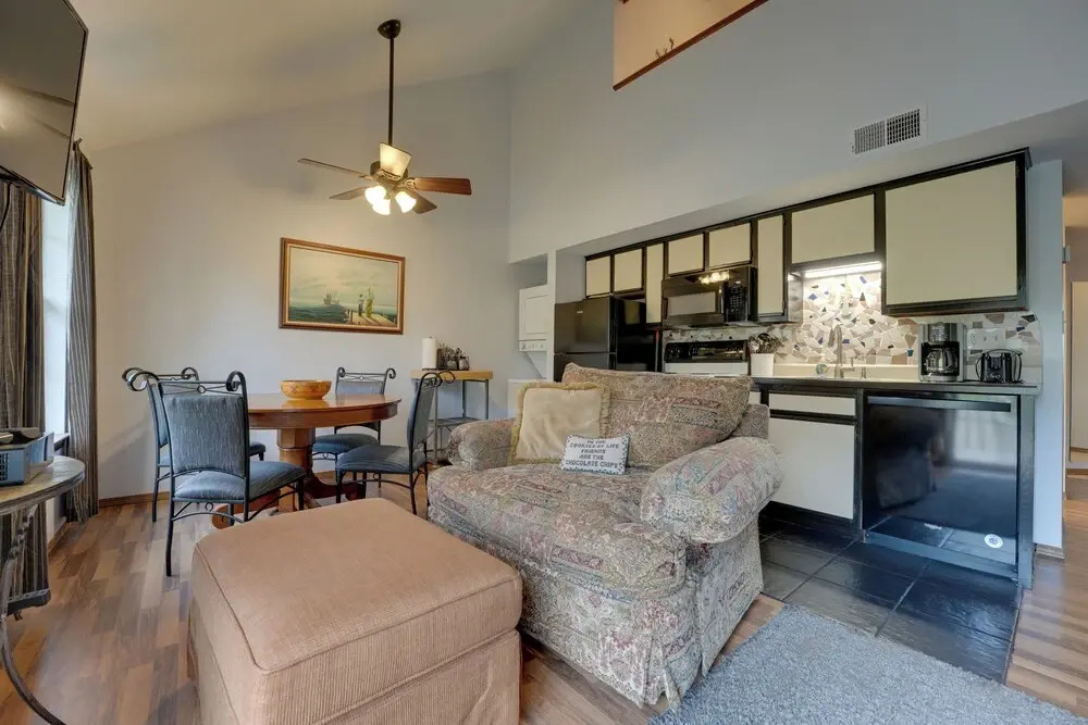 3 Mi to Titanic Museum: Branson Condo w/ Fireplace