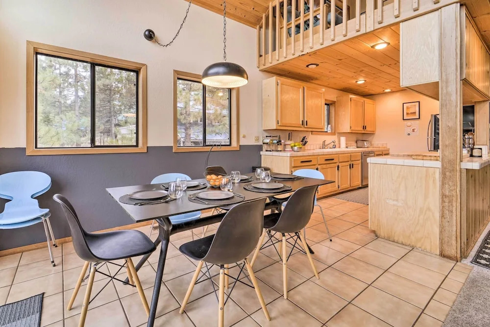 Deck + Fireplace: Log Cabin in Tahoe Donner!