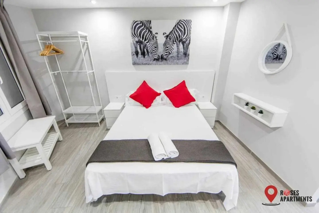 Roses Apartments Red Loft vista mar lateral