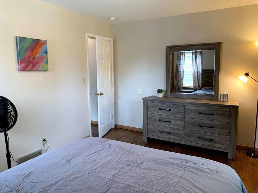 Spacious, Cozy 2 bed Home Near the Stadiums!
