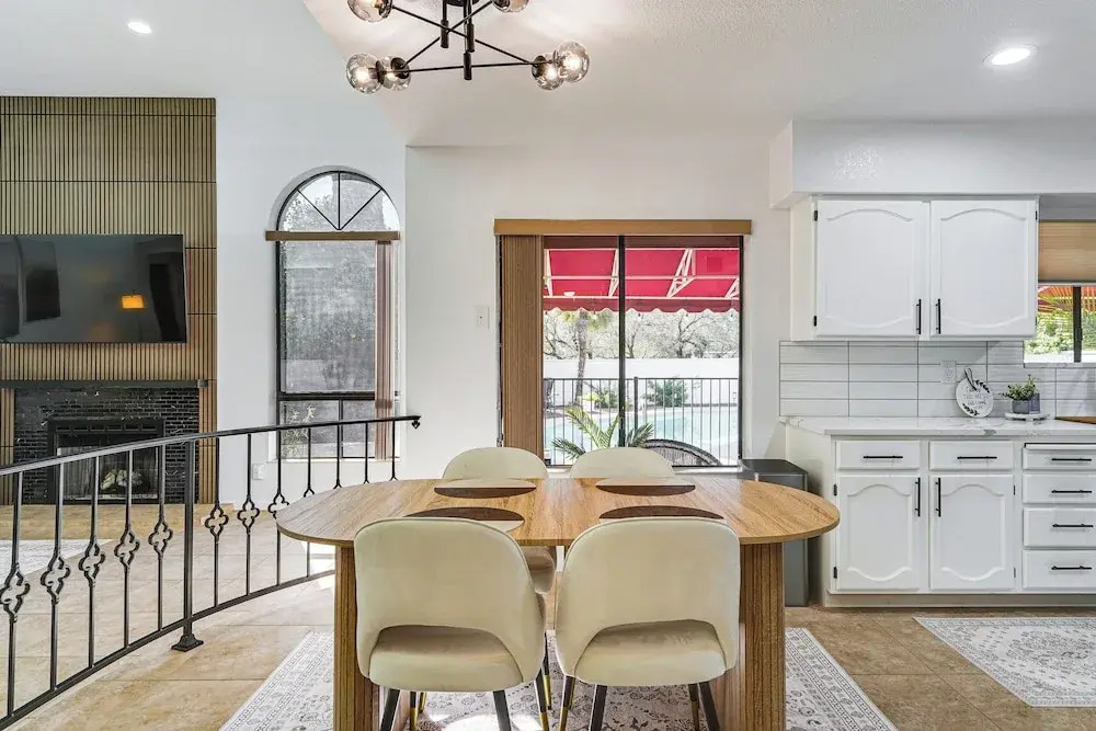 7 Mi to Sabino Canyon: Poolside Oasis w/ Mtn Views