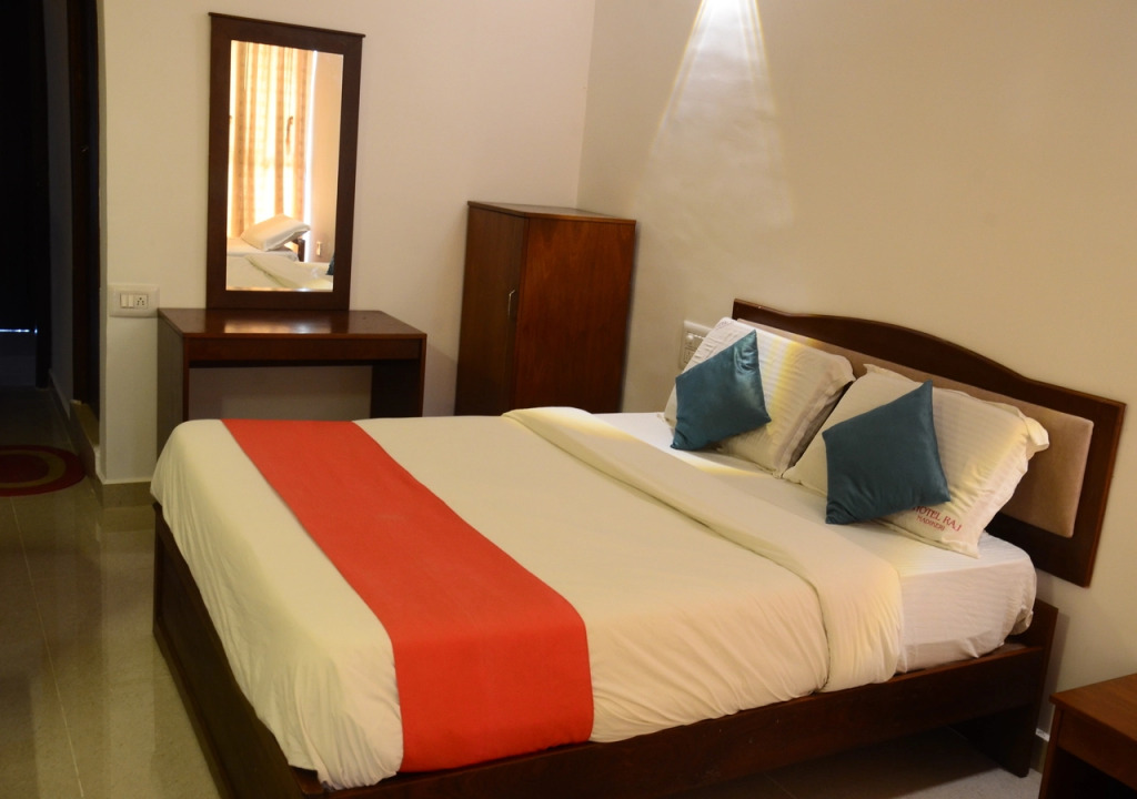 Easternwoods Hotel Raj