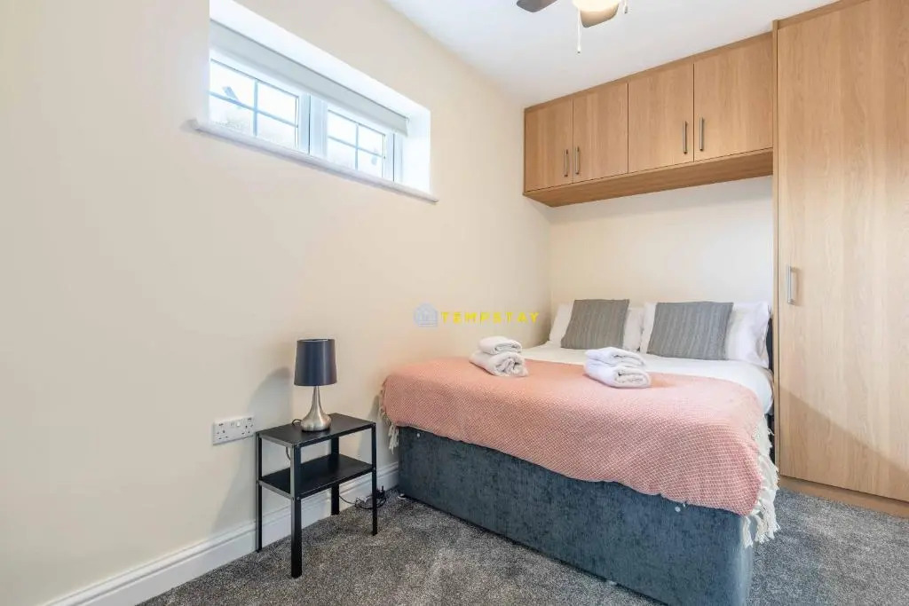 2 BED Modern apartment. Close to station & PARKING