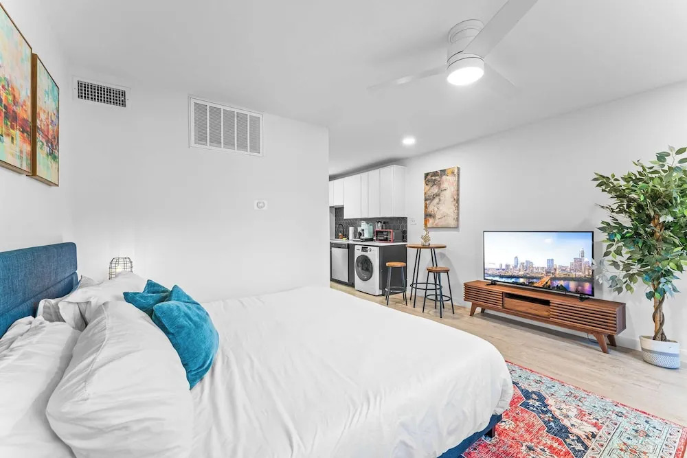 Prime SoCo boutique studios with laundry WiFi 7 Min to DT