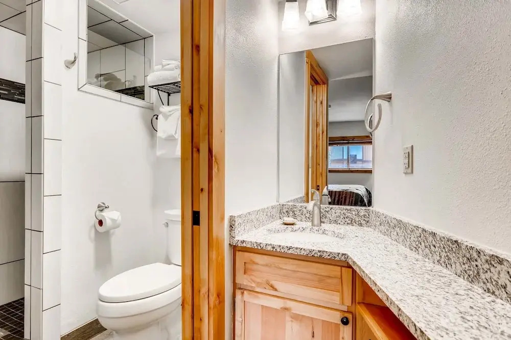 Sawmill Creek Blue Moose Condo: Ski-In, Walk to Main St