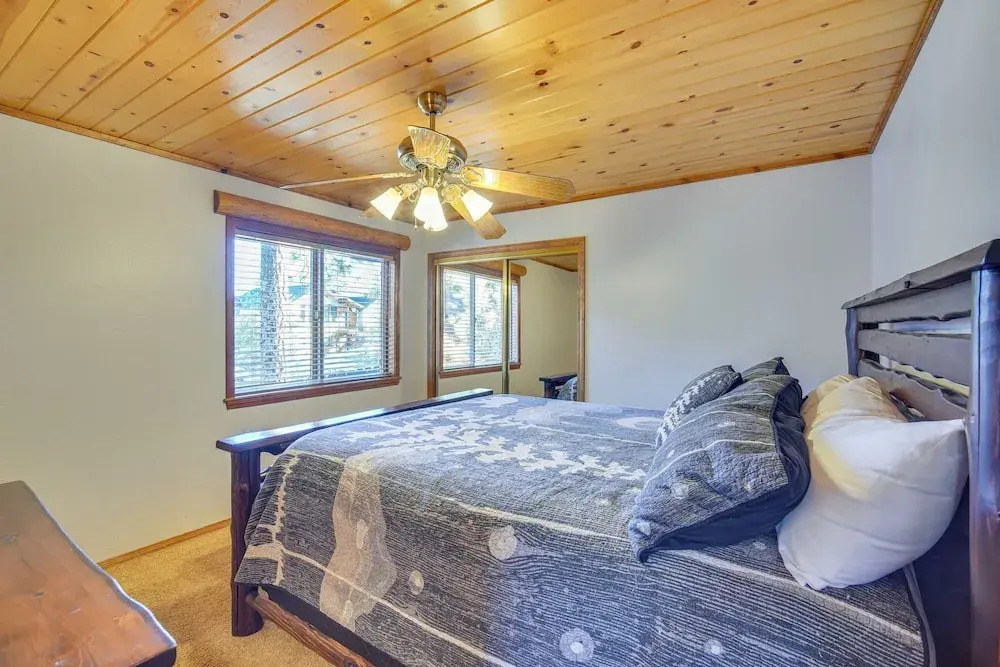 Big Bear Lake Cabin w/ Hot Tub & Gas Fire Pit!