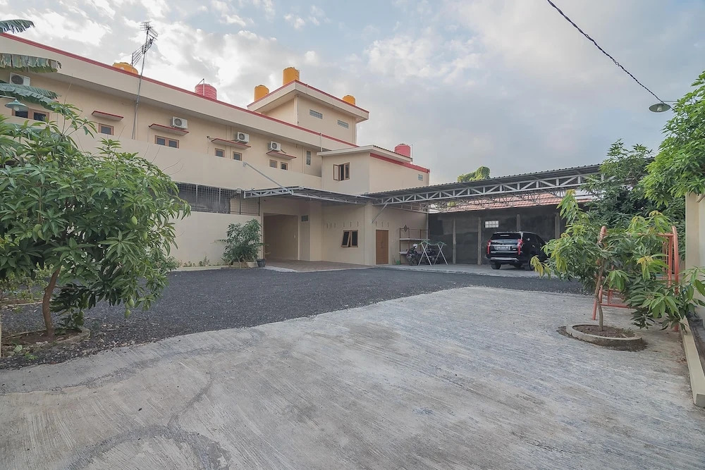 RedDoorz Plus near Syamsudin Noor Airport 3