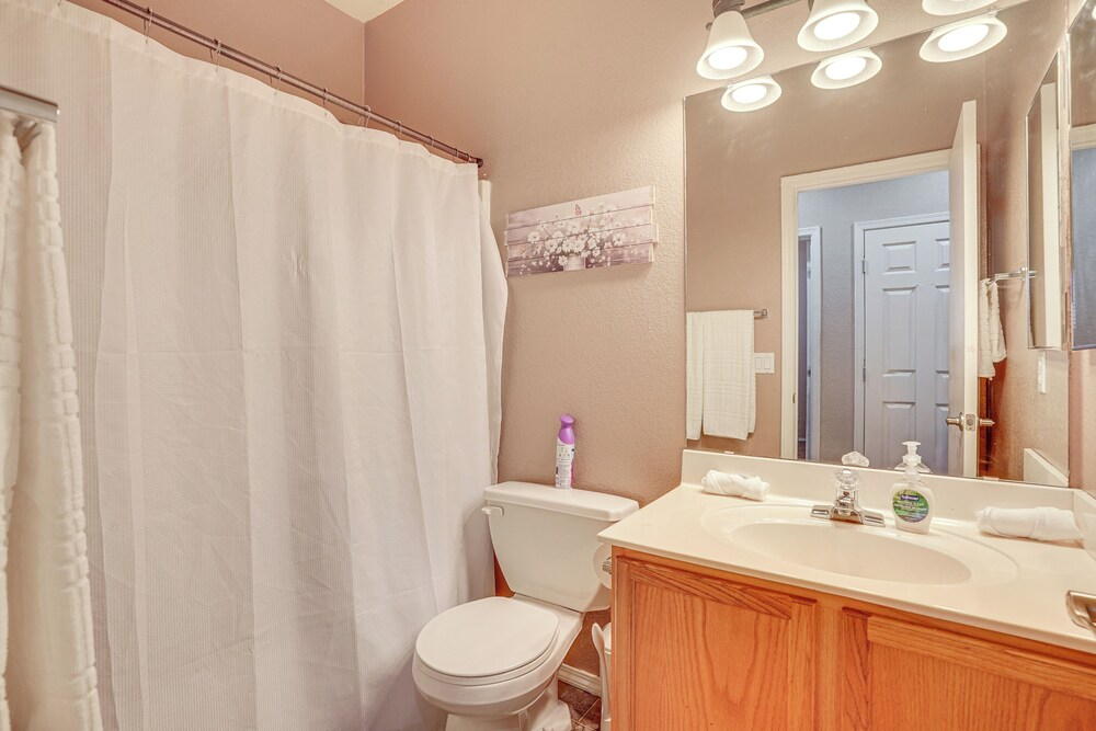 Heated Pool, Pets Welcome: Surprise Snowbird Haven