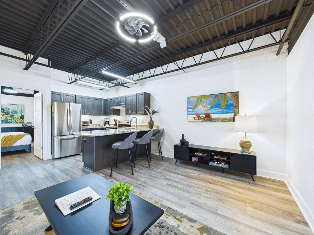 Loft Getaway Near Port Beach -unit 203