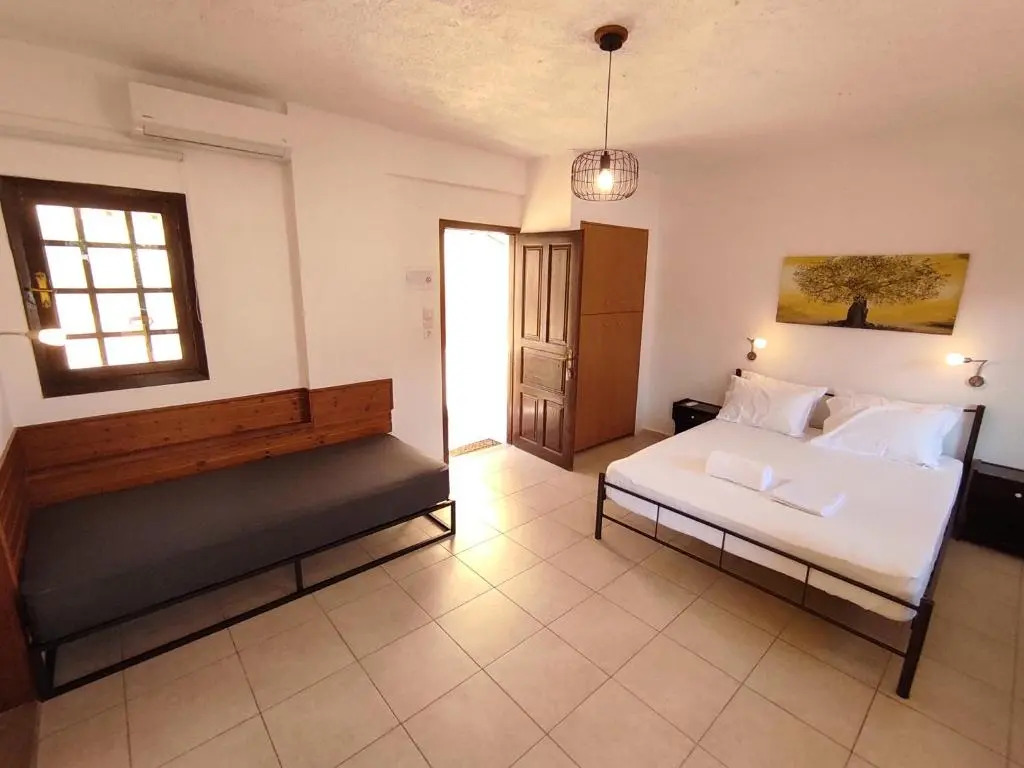 Dedalos n2 Mountain View apartment-30 metres from the beach