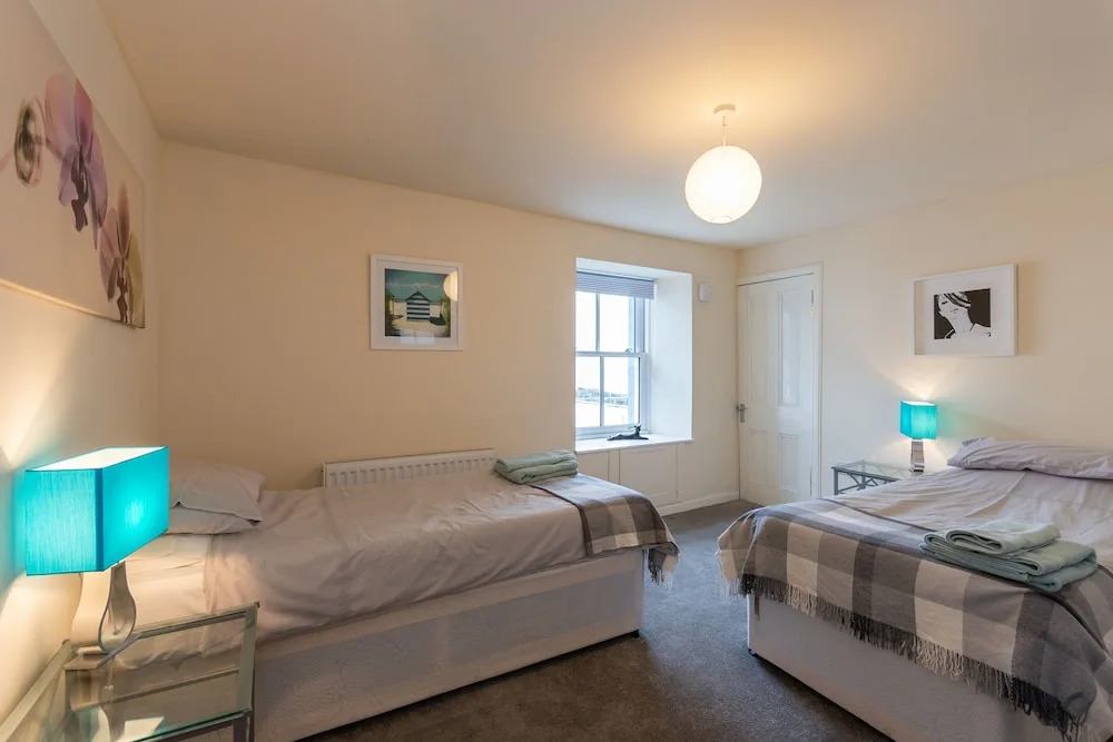 Cellardyke 3-bed Cottage, Sleeps 6 by Seafront