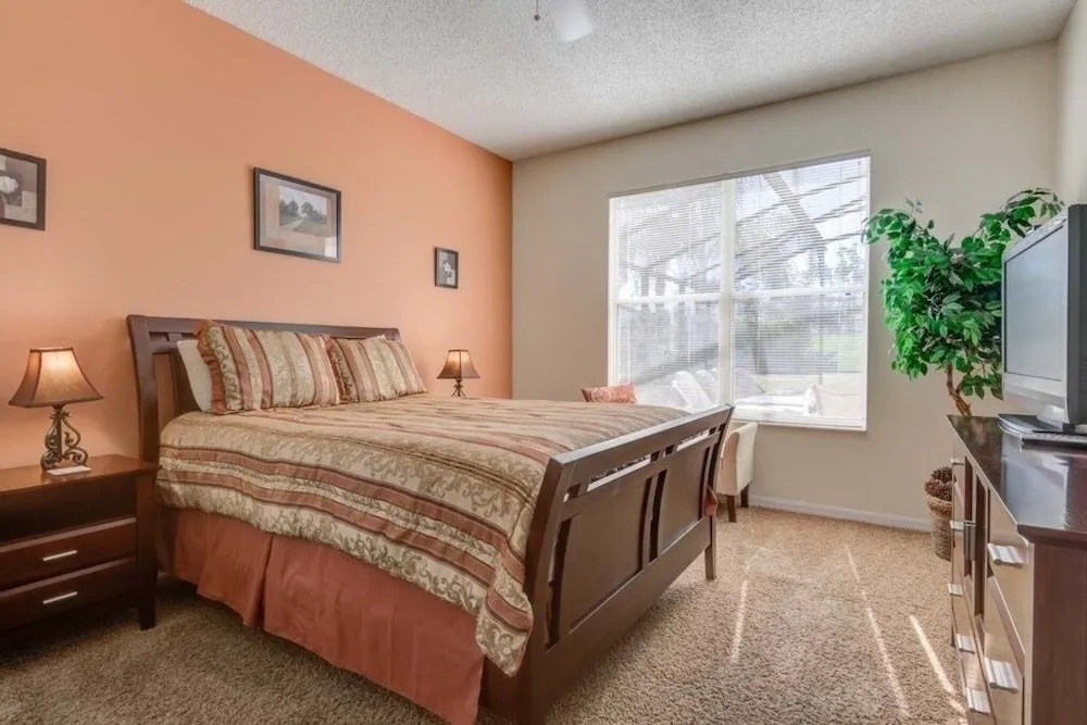 South Facing Pool & Game Room! 6 Bedroom Home by RedAwning