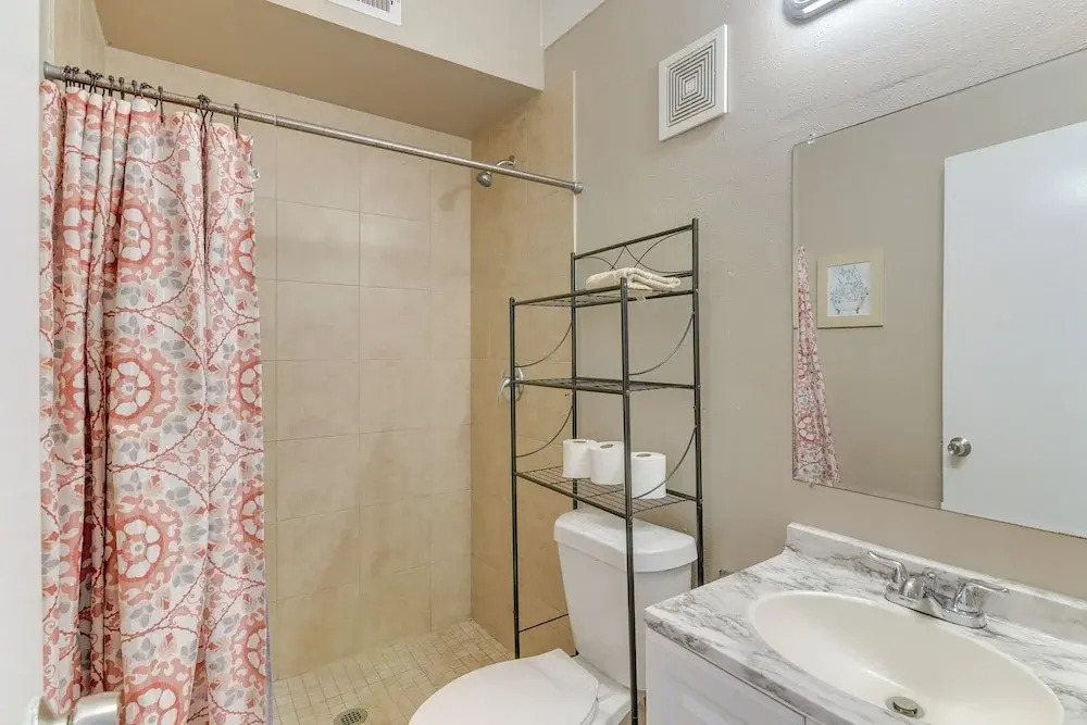 < 1 Mi to Pleasure Pier: Unit in Galveston!