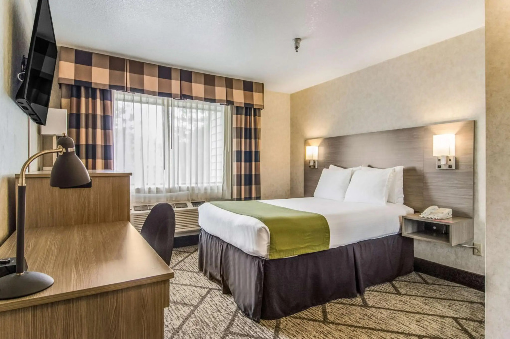 GuestHouse Inn & Suites Poulsbo