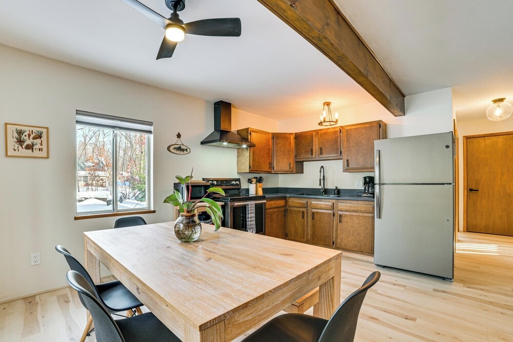 Roscommon Chalet w/ Hot Tub Near Higgins Lake!