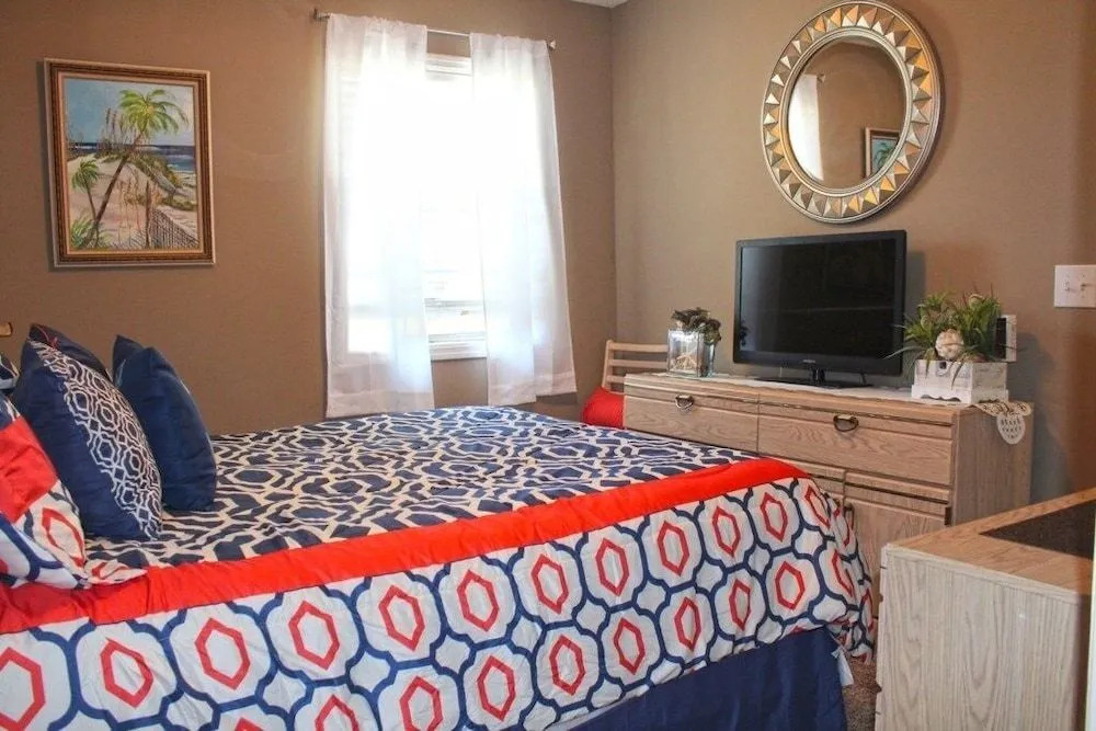 River Oaks 27 B 1 Br condo by RedAwning
