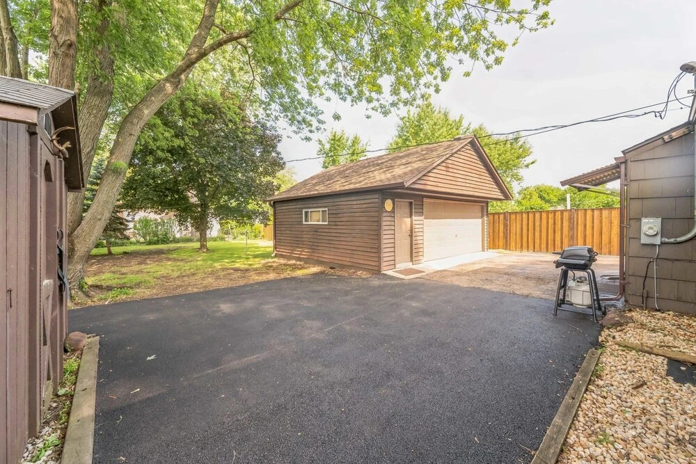Modern Luxury Amenities Near Woodfield Mall 2 Bedroom Home by RedAwning