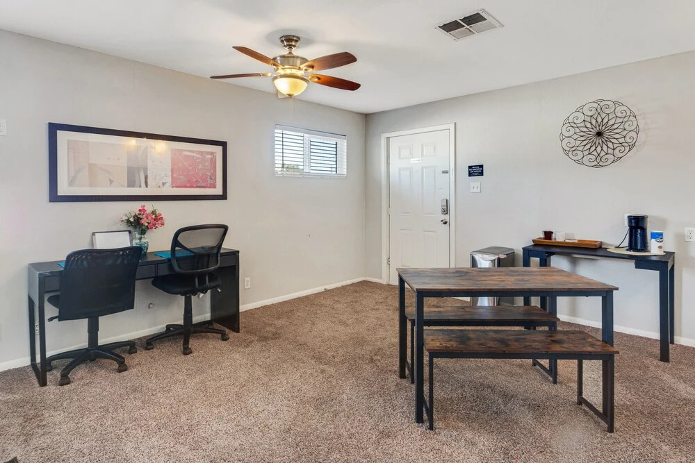 Cozy Papago Home In Old Town Near Zoo, Casino, Golf, And More! 5 Bedroom Home by Redawning