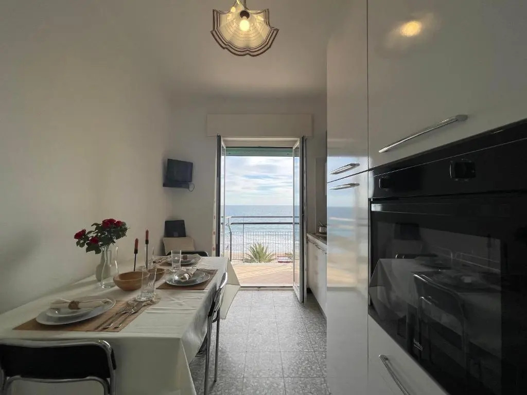 [Via XXV Aprile] 4 Locali - Di Fronte al Mare