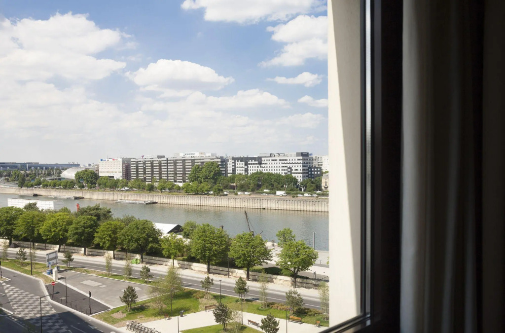 Apogia Paris